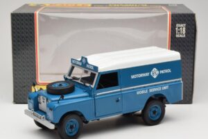 Land Rover Series III 109 Soft Top Motorway Patrol Sininen Eagles Race 1:18 4403 Metalli — kuva 8 / 8