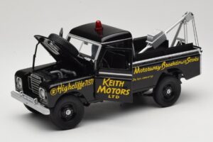 Land Rover Series III Pelastusajoneuvo Musta Universal Hobbies 1:18 4411 Metalli — kuva 2 / 8