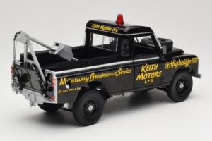 Land Rover Series III Pelastusajoneuvo Musta Universal Hobbies 1:18 4411 Metalli — kuva 3 / 8