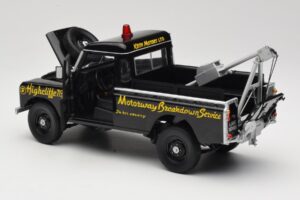 Land Rover Series III Pelastusajoneuvo Musta Universal Hobbies 1:18 4411 Metalli — kuva 5 / 8