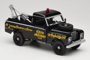 Land Rover Series III Pelastusajoneuvo Musta Universal Hobbies 1:18 4411 Metalli — kuva 6 / 8