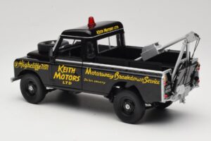 Land Rover Series III Pelastusajoneuvo Musta Universal Hobbies 1:18 4411 Metalli — kuva 7 / 8
