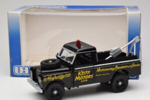 Land Rover Series III Pelastusajoneuvo Musta Universal Hobbies 1:18 4411 Metalli — kuva 8 / 8