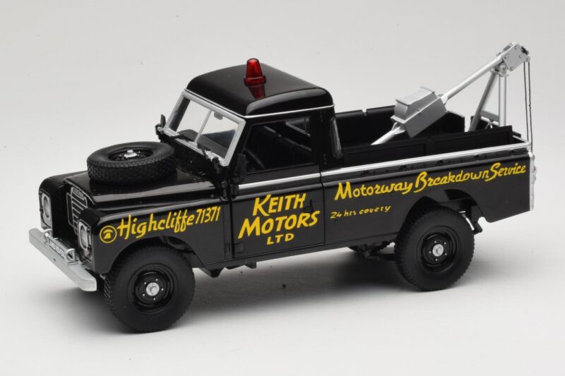Land Rover Series III Pelastusajoneuvo Musta Universal Hobbies 1:18 4411 Metalli