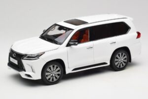 Lexus LX570 J200 Valkoinen LCD 1:18 LCD18010-WH Metalli