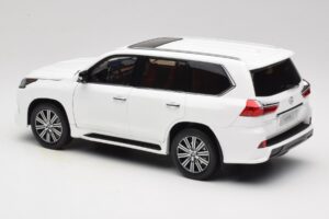 Lexus LX570 J200 Valkoinen LCD 1:18 LCD18010-WH Metalli — kuva 7 / 8