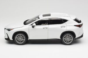 Lexus NX450h+ AZ20 Valkoinen Kyosho 1:18 08968Q Hartsi — kuva 4 / 8