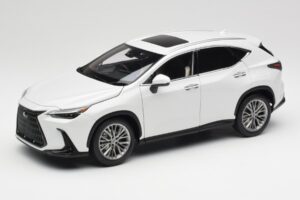 Lexus NX450h+ AZ20 Valkoinen Kyosho 1:18 08968Q Hartsi
