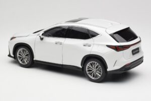 Lexus NX450h+ AZ20 Valkoinen Kyosho 1:18 08968Q Hartsi — kuva 7 / 8