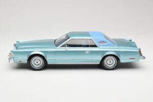 Lincoln Continental Mark V Blue Metallic MCG 1:18 MCG18369 Metalli — kuva 3 / 6