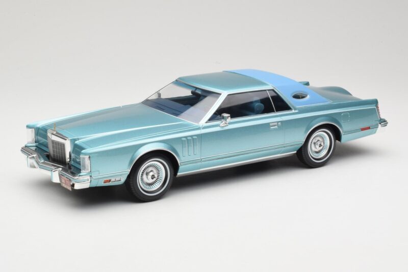 Lincoln Continental Mark V Blue Metallic MCG 1:18 MCG18369 Metalli