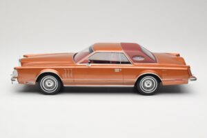 Lincoln Continental Mark V Crystal Apricot Metallic MCG 1:18 MCG18370 Metalli — kuva 3 / 6