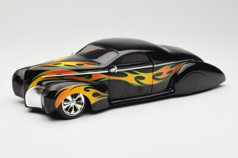 Lincoln Zephyr Scrape Custom Musta Liekillä Hot Wheels 1:18 57319 Metalli
