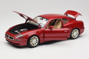 Maserati 3200 GT Tummanpunainen Bburago 1:18 3341-M2 Metalli — kuva 2 / 8
