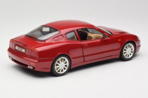Maserati 3200 GT Tummanpunainen Bburago 1:18 3341-M2 Metalli — kuva 3 / 8