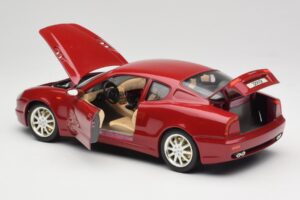 Maserati 3200 GT Tummanpunainen Bburago 1:18 3341-M2 Metalli — kuva 5 / 8