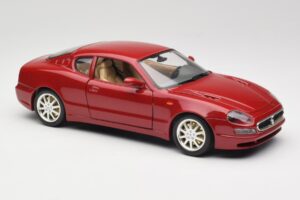 Maserati 3200 GT Tummanpunainen Bburago 1:18 3341-M2 Metalli — kuva 6 / 8