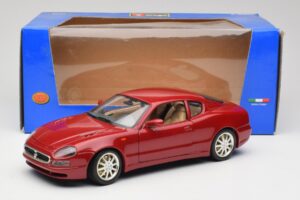 Maserati 3200 GT Tummanpunainen Bburago 1:18 3341-M2 Metalli — kuva 8 / 8