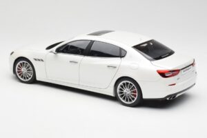 Maserati Quattroporte VI GTS Alpine Valkoinen AUTOart 1:18 75808 Metalli — kuva 7 / 8