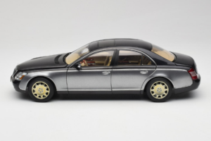 Maybach 57 SWB Caspian Black Himalayas Grey AUTOart 1:18 76151 Metalli — kuva 4 / 9
