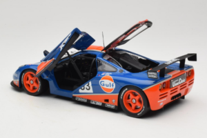 McLaren F1 GTR Gulf #33 R. Bellm / M. Weaver / J-J. Lehto 24 Hours of Le Mans 1996 UT Models 1:18 530161833 Metalli — kuva 5 / 8