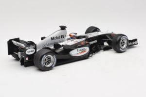 McLaren MP4-19 Mercedes J.P. Montoya Test Car 2005 Minichamps 1:18 533051880 Metalli — kuva 2 / 7