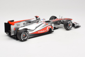 McLaren MP4-25 Mercedes #1 J. Button Vodafone McLaren Showcar F1 2010 Minichamps 1:18 530101801 Metalli — kuva 2 / 7