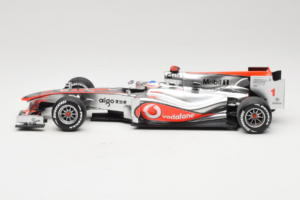 McLaren MP4-25 Mercedes #1 J. Button Vodafone McLaren Showcar F1 2010 Minichamps 1:18 530101801 Metalli — kuva 3 / 7