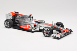McLaren MP4-25 Mercedes #1 J. Button Vodafone McLaren Showcar F1 2010 Minichamps 1:18 530101801 Metalli — kuva 4 / 7