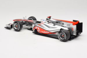 McLaren MP4-25 Mercedes #1 J. Button Vodafone McLaren Showcar F1 2010 Minichamps 1:18 530101801 Metalli — kuva 5 / 7