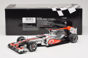 McLaren MP4-25 Mercedes #1 J. Button Vodafone McLaren Showcar F1 2010 Minichamps 1:18 530101801 Metalli — kuva 6 / 7