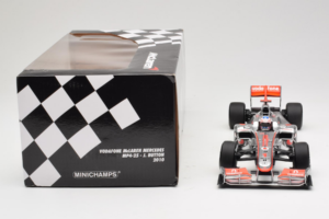 McLaren MP4-25 Mercedes #1 J. Button Vodafone McLaren Showcar F1 2010 Minichamps 1:18 530101801 Metalli — kuva 7 / 7