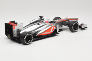 McLaren MP4-28 Mercedes #5 J. Button Vodafone McLaren F1 2013 Minichamps 1:18 530131805 Metalli — kuva 2 / 7