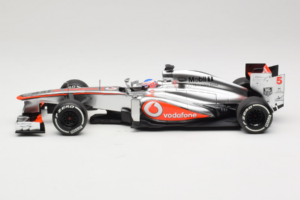 McLaren MP4-28 Mercedes #5 J. Button Vodafone McLaren F1 2013 Minichamps 1:18 530131805 Metalli — kuva 3 / 7