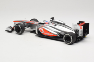 McLaren MP4-28 Mercedes #5 J. Button Vodafone McLaren F1 2013 Minichamps 1:18 530131805 Metalli — kuva 5 / 7