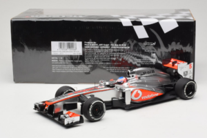 McLaren MP4-28 Mercedes #5 J. Button Vodafone McLaren F1 2013 Minichamps 1:18 530131805 Metalli — kuva 6 / 7