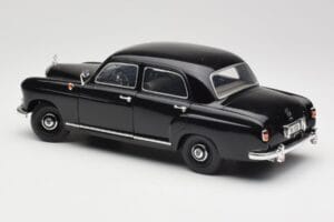 Mercedes 180 W120 Ponton Musta Revell 1:18 08973 Metalli — kuva 7 / 8