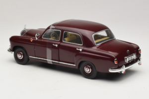 Mercedes 180 Ponton Tummanpunainen Revell 1:18 08876 Metalli — kuva 5 / 6