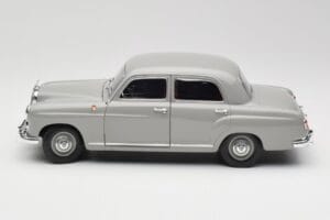 Mercedes 180 W120 Ponton Graphite Grey Revell 1:18 08974 Metalli — kuva 4 / 8
