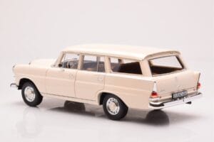 Mercedes 200 Universal W110 Kerma Norev 1:18 183709 Metalli — kuva 7 / 8