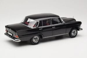 Mercedes 200 W110 Musta Norev 1:18 183574 Metalli — kuva 3 / 8