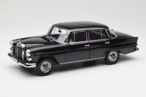 Mercedes 200 W110 Musta Norev 1:18 183574 Metalli