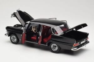 Mercedes 200 W110 Musta Norev 1:18 183574 Metalli — kuva 5 / 8