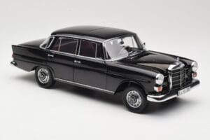 Mercedes 200 W110 Musta Norev 1:18 183574 Metalli — kuva 6 / 8