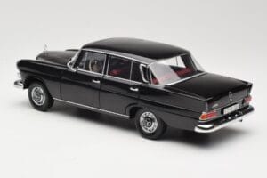 Mercedes 200 W110 Musta Norev 1:18 183574 Metalli — kuva 7 / 8