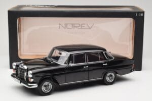 Mercedes 200 W110 Musta Norev 1:18 183574 Metalli — kuva 8 / 8
