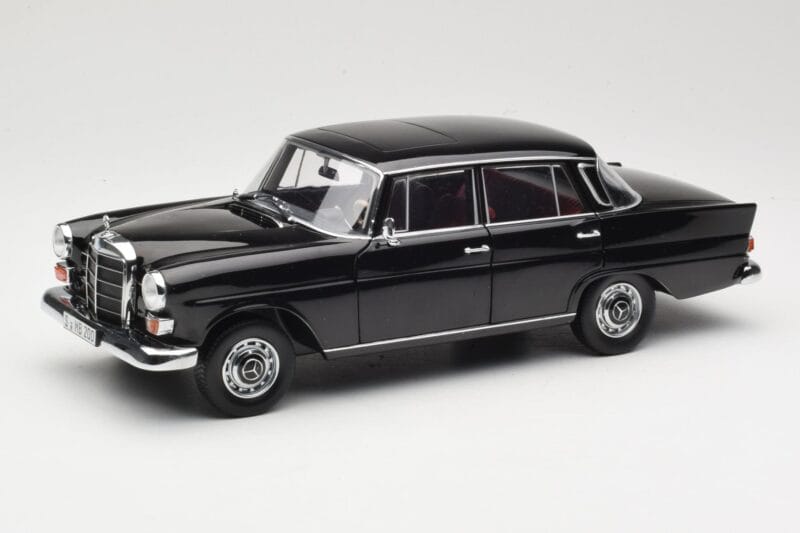 Mercedes 200 W110 Musta Norev 1:18 183574 Metalli