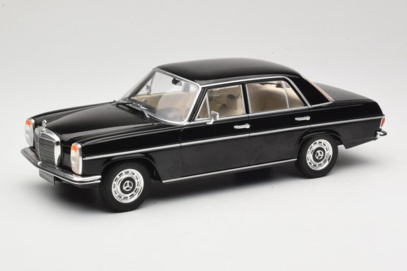 Mercedes 220D W115 Musta MCG 1:18 MCG18117 Metalli