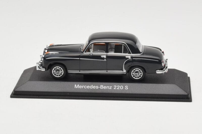 Mercedes 220S W180 Vaaleanharmaa Minichamps 1:43 Mercedes 220S W180 Vaaleanharmaa Minichamps 1:43 B66040534 Metalli