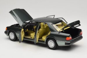 Mercedes 230E W124 Night Green Metallic Norev 1:18 183952 Metalli — kuva 5 / 8